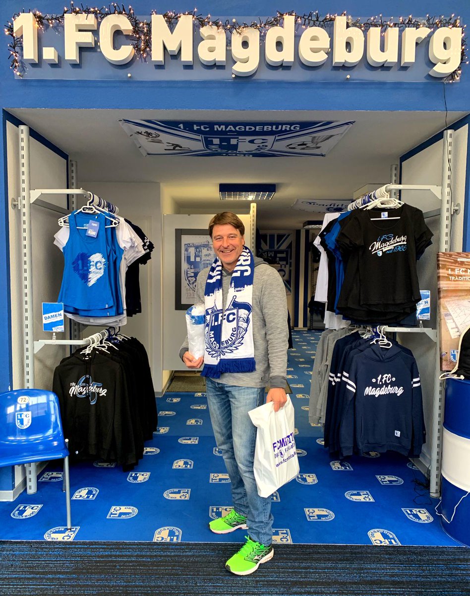 Michael #Oenning bei uns zu Gast im <a href="/fanladen/">FCMtotal - Der Fanladen</a> - Steht unserem Trainer doch ganz gut, der neue Schal! Findet ihr hier: fcmtotal.com/artikel-3852 #EINMALIMMER <a href="/1_FCM/">Magdeburg Depre II</a>