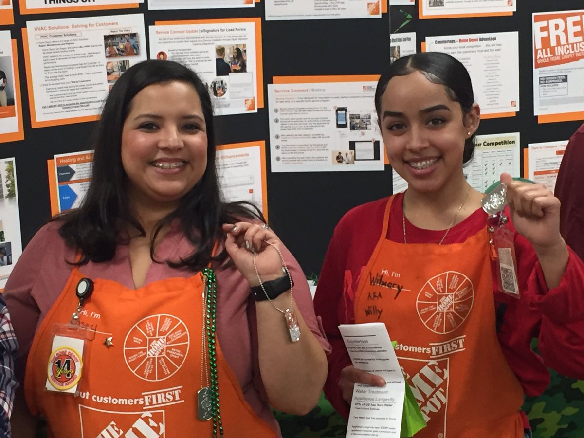 1086Casey's tweet image. We have some new soldiers added to our Lead Generator Army! Cashier Wilmary wanted to show off her dog tags! @mdparrett @Jakeramirez327 @OrmondLsormond @MCortezTHD327 #PacCentralSAW