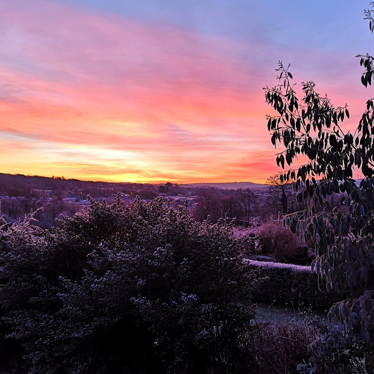 RachelBPhotos's tweet photo. A cold but beautiful morning in Wales @visitwales @WalesOnline #treharris #photography @LANDSCAPE https://t.co/dLJqBBDhor