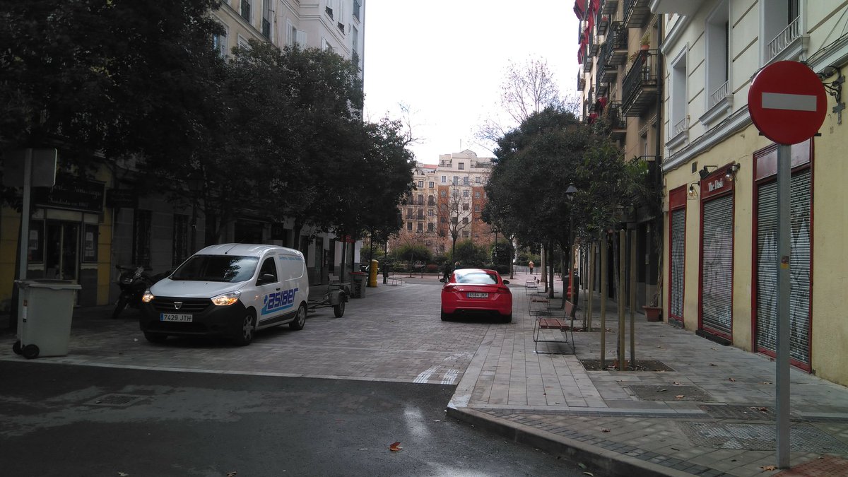 La reforma del entorno de #Olavide para mejorar la seguridad peatonal ha sido en vano. Los comerciantes han visto atónitos 4 meses injustificados de obras en plenas Navidades y muchas molestias, para poca actuación. #Madrid #Chamberí