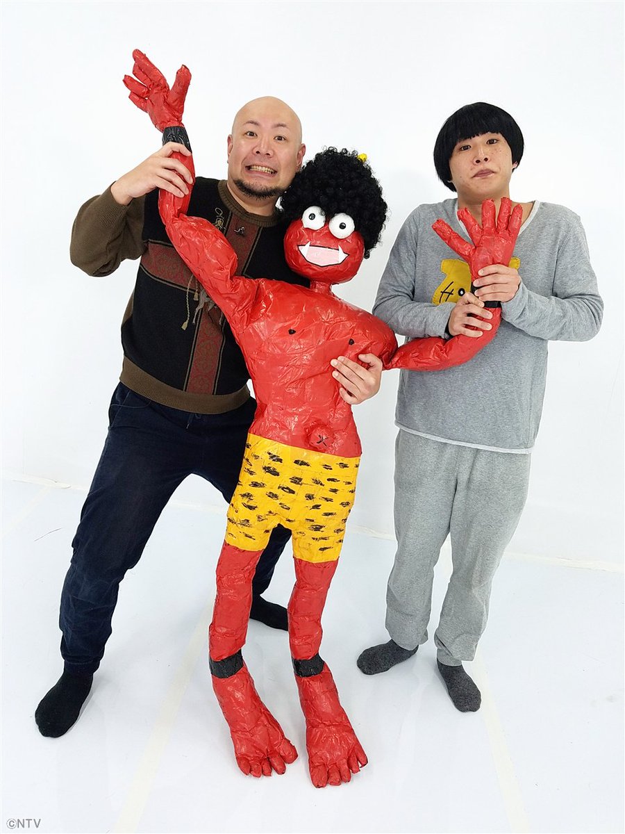 家族で楽しく節分の豆まき。 鬼のお面をかぶったお父さんが退散すると