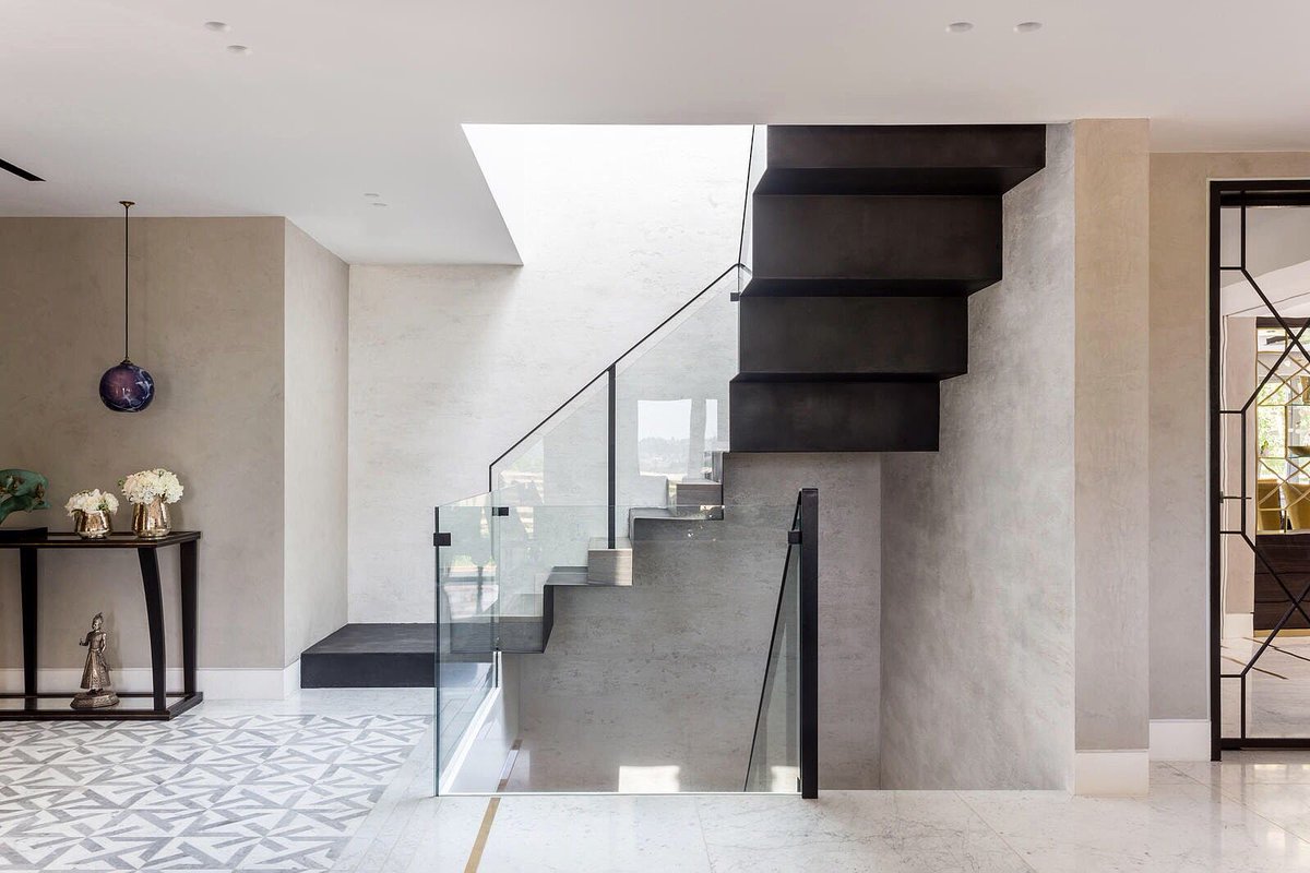 #tbt to our residential project in Totteridge, where we created a bespoke shade of grey in our Lithos Matt plaster finish to compliment the entire property 🌫 #interiordesign #concreteinteriors #polishedplaster
