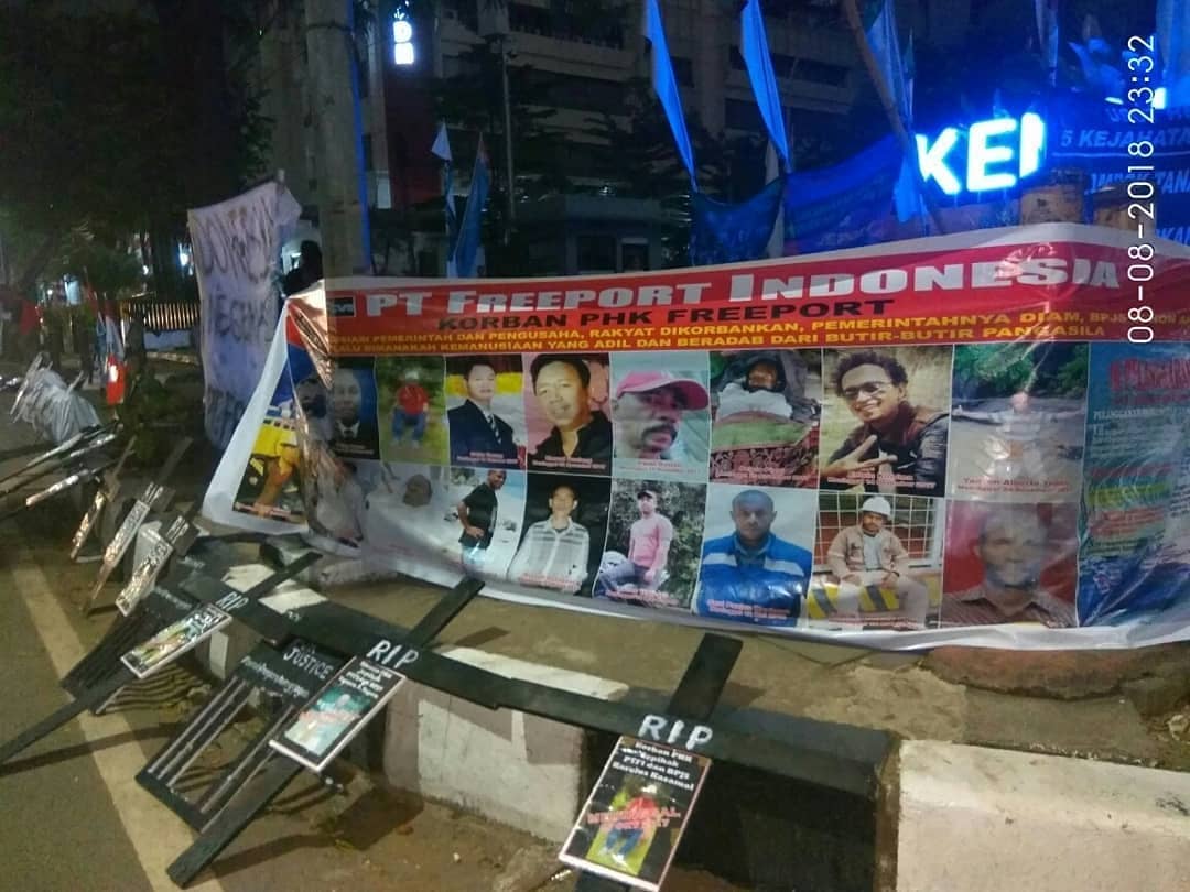 Hari ini tepat 6 bulan penuh atau 184 hari setelah 31 Juli 2018  Korban PHK Sepihak Freeport tiba di Jakarta untuk menuntut Hak dan Keadilan, tapi Pak <a href="/jokowi/">Joko Widodo</a> belum juga bertemu dengan mereka.

#korbanphksepihakfreeport
<a href="/GeneralMoeldoko/">Moeldoko</a> <a href="/Dr_Moeldoko/">Dr.H.Moeldoko</a> <a href="/KSPgoid/">Kantor Staf Presiden</a>