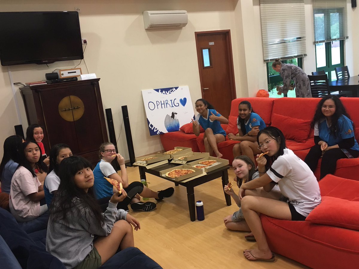 OspreyJIS's tweet photo. Fantastic netball from our Osprey 9s and 10s today! Some girls played for their first time! Lost 2, won 1 but the camaraderie was gorgeous.....so proud! Well deserved pizza 🍕 #JISSeniors #JISMYFamily #JISRespect #JISInspire #iloveboarding #LiveLaughLoveNetball #bleedblue💙 https://t.co/NKNRW4c1mL