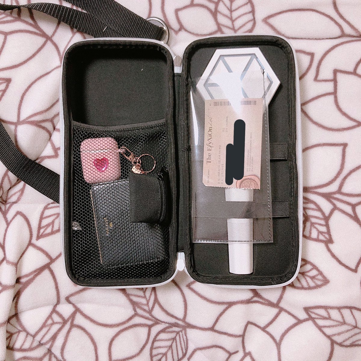 ✨สำรวจความสนใจกระเป๋าใส่แท่งไฟ คุณ @/zkdlin_twt_88 
ราคา990บาท แบ่งจ่าย2รอบนะคะ
ขอขั้นต่ำ10คน ใครสนใจรบกวนเมนชั่นให้เราทีค่า เขาปิดสำรวจพรุ่งนี้แล้ว;-;