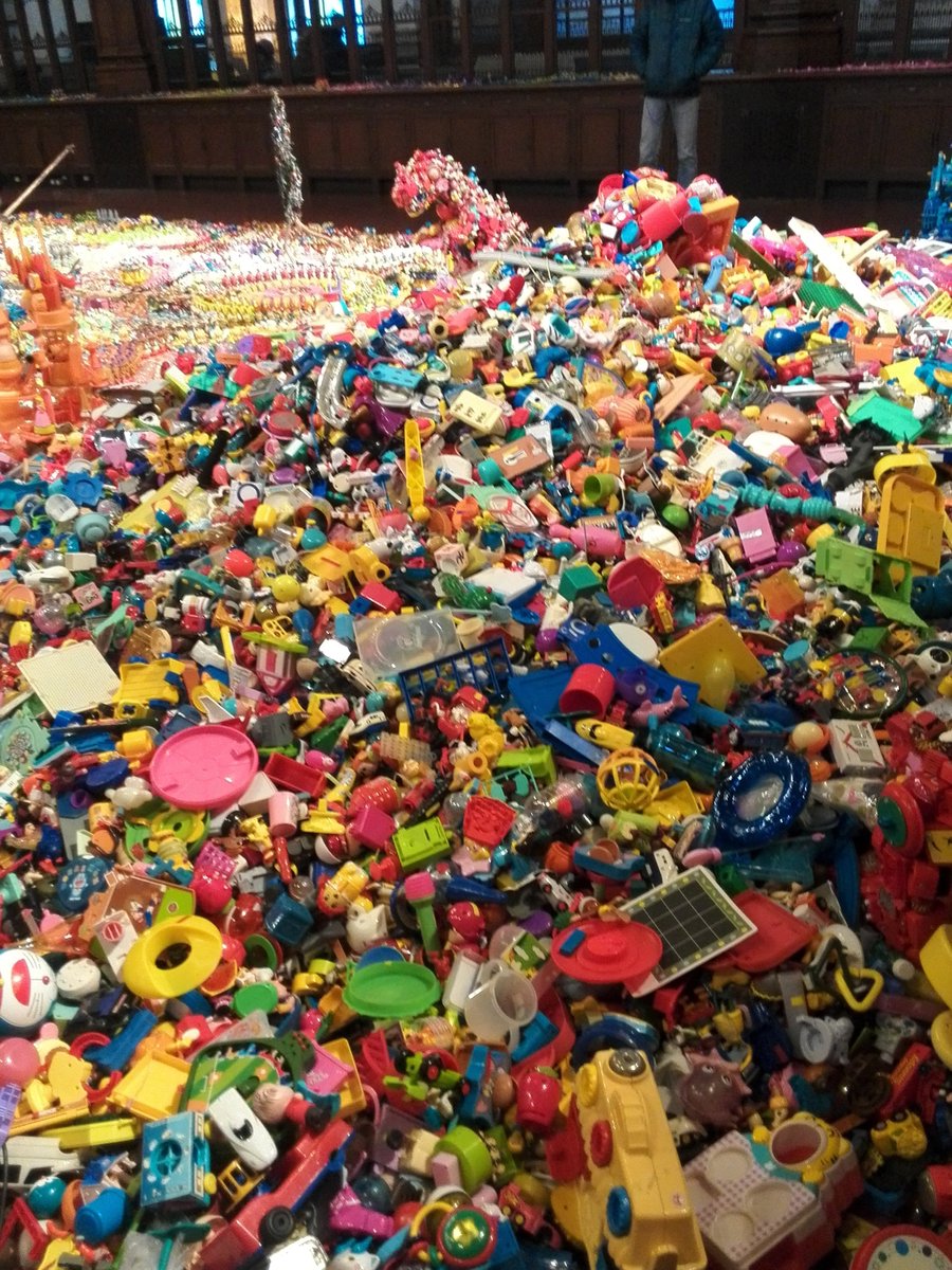 Global Agenda ここに展示されている恐竜やオブジェは商品のオマケだったプラスチック製おもちゃ を18年かけて集めたものから作られたそうです ジュラ紀から受け継ぐ プラスチックゴミ Sdgs