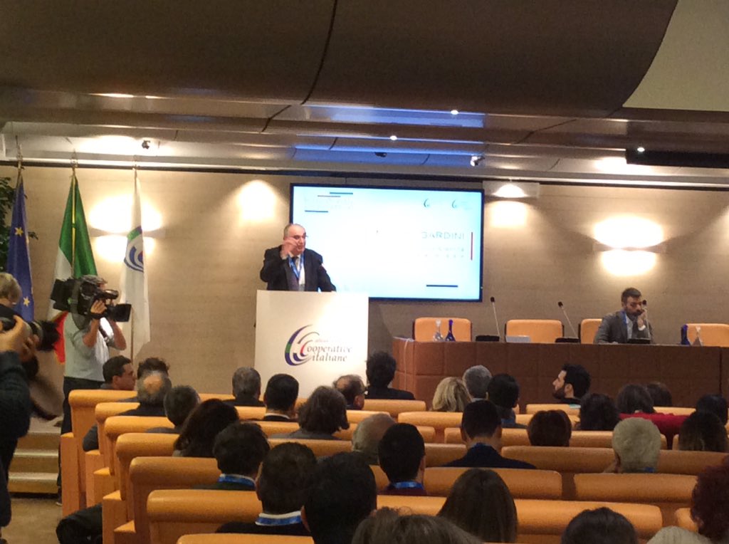 #biennalecooperazione Gardini apre la tappa romana ricordando la necessità di approvare la legge promossa dall’<a href="/CooperativeITA/">AlleanzaCooperativeItaliane</a>  contro le #falsecoop <a href="/Confcooperativ1/">Confcooperative</a> <a href="/FedSolidarieta/">Federsolidarietà IT</a> <a href="/ConfcoopCultura/">Confcooperative Cultura Turismo Sport</a> <a href="/Confcoop_ER/">Confcooperative ER</a> <a href="/LombardiaConf/">Confcooperative Lombardia</a> <a href="/ConfcoopLavoro/">Conf Lavoro e Servizi</a> @Marco_Ventu <a href="/fabioladiloreto/">Fabiola Di Loreto</a>