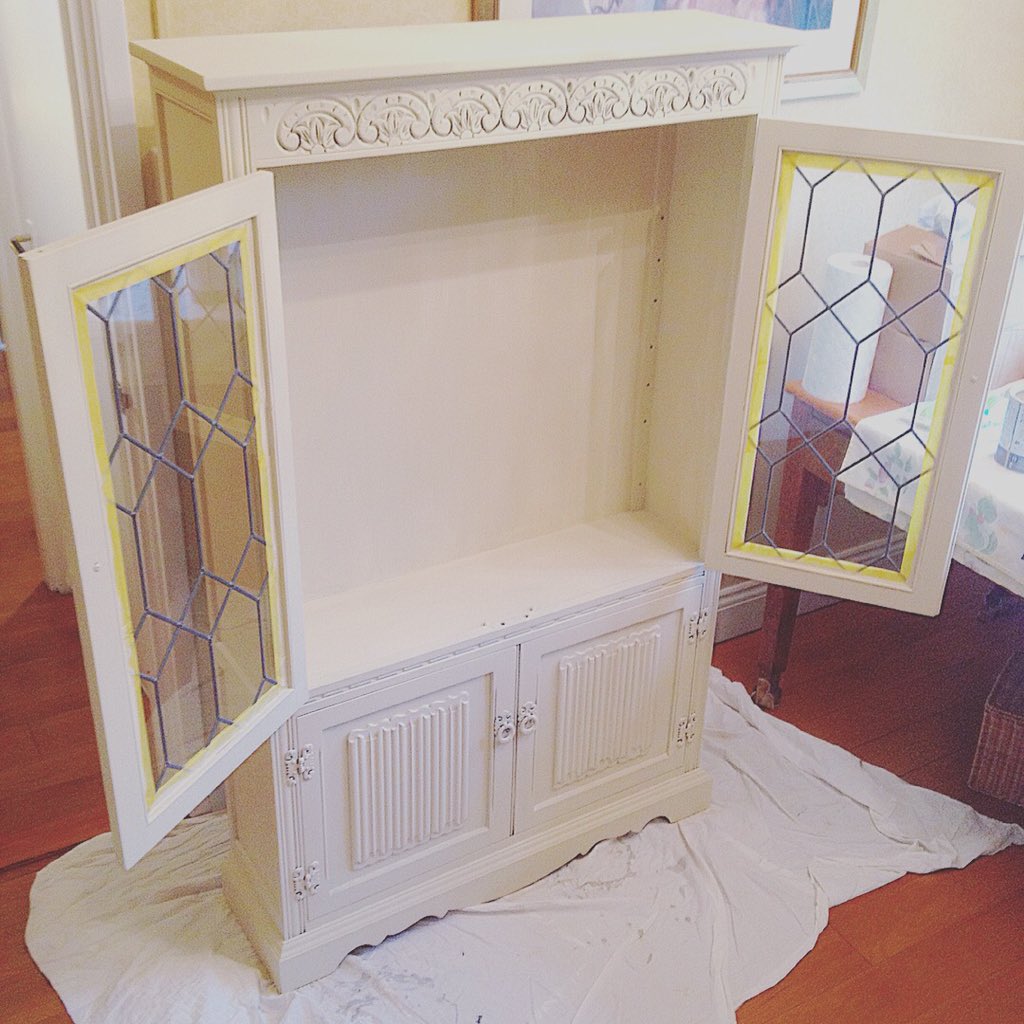s_commissions's tweet image. Cracking on with this beautiful piece of furniture.. Painting it in #oldochre @chalkpaint @AnnieSloanHome @s_commissions
