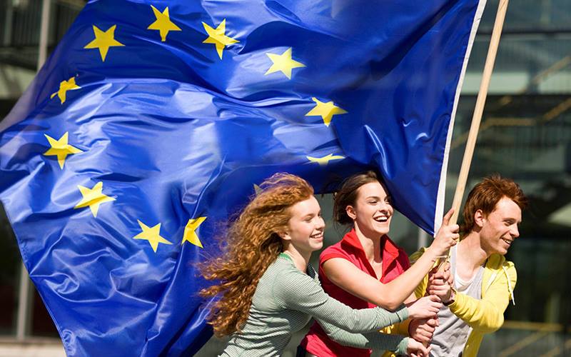 EuropeDirectVe's tweet photo. 6 mesi in Ucraina ๐บ๐ฆ lavorando alla promozione di #programmieuropei ๐ช๐บ, ai processi e alle politiche di integrazione europea e alle iniziative legate allโ#Europa.
Ancora posti disponibili!
๐https://t.co/RdWcCpaozh
๐https://t.co/pSsqblDK19 https://t.co/Rc9GWE171k