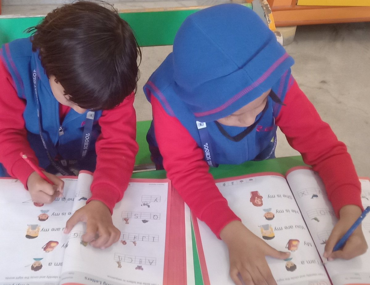 SujataPurkayas3's tweet image. Our sweet learners are busy with sight words.... #SDG4 #languageskill #sightwords #happylearning #nexusofgood @supritichauhan @rgsnoida