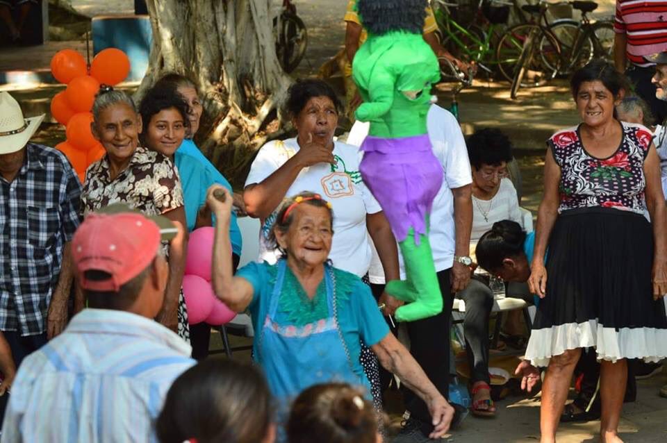 EdgarAmayaCap's tweet photo. 👨🏽‍🦳👵🏽 La celebración del mes del adulto mayor en #PuertoElTriunfo fue posible gracias al apoyo de #FUSATE y nuestra alcaldía. Los  ancianos disfrutaron de música en vivo,  refrigerios, bailes, quiebra de piñatas, y una misa de acción de gracias. https://t.co/tb5U5IJc7b