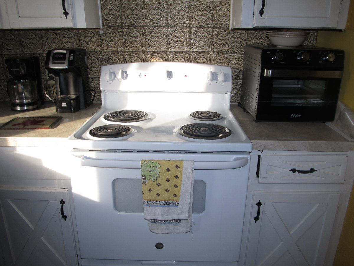 debbiespetfarm's tweet photo. after 3 years with out a stove to cook i was able to get one ,had hard time getting it fix it was made for a drop in and got cut for a standing range kitchen looking great after we first move here #fixerupper #housefromhell https://t.co/CGjtD3OQG9