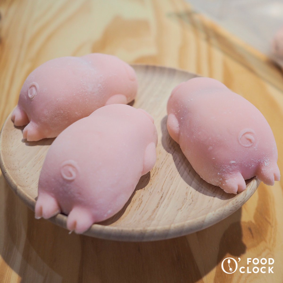foodoclockth's tweet photo. น้องงงงหมูโมจิ PIGGY 🐷 ตัวชมพู น่าเอ็นดู!สอดไส้ Salted Caramel กับครีมสดในแป้งโมจินุ่มๆ มาพร้อมกับความดีเทลของหางกลมๆกับกีบอ้วนๆคู่นั้น
เริ่มขายพรุ่งนี้วันแรก ถึง 13 ก.พ. ที่Booth Tokyo Sweets-Paragon Food Hall ชั้น G เท่านั้น! #อร่อยบอกต่อ @aroii https://t.co/ZKLZhc0l0y