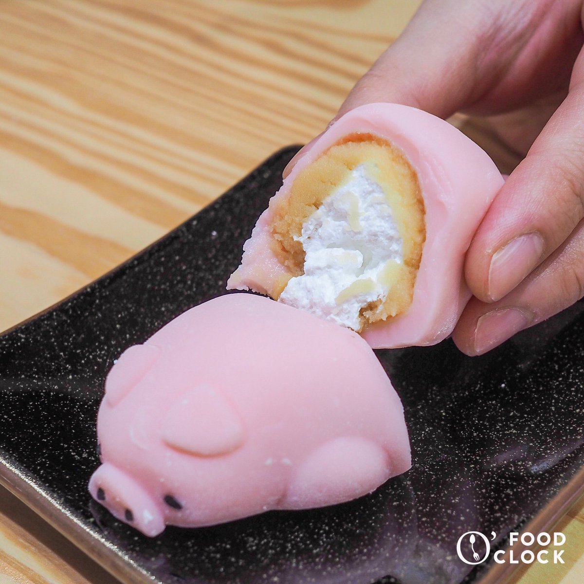 foodoclockth's tweet photo. น้องงงงหมูโมจิ PIGGY 🐷 ตัวชมพู น่าเอ็นดู!สอดไส้ Salted Caramel กับครีมสดในแป้งโมจินุ่มๆ มาพร้อมกับความดีเทลของหางกลมๆกับกีบอ้วนๆคู่นั้น
เริ่มขายพรุ่งนี้วันแรก ถึง 13 ก.พ. ที่Booth Tokyo Sweets-Paragon Food Hall ชั้น G เท่านั้น! #อร่อยบอกต่อ @aroii https://t.co/ZKLZhc0l0y
