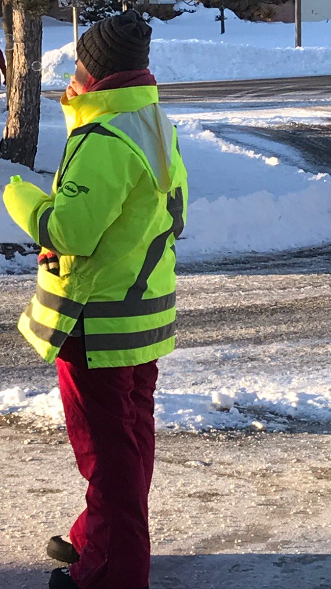 MillersGrovePS's tweet photo. Our Mrs. Roser trying anything to keep warm on #kissnride duty! We appreciate all you do to keep our students safe!
@PeelSchools #winterbubbles #thinkwarmthoughts https://t.co/Jq08fCnlqA