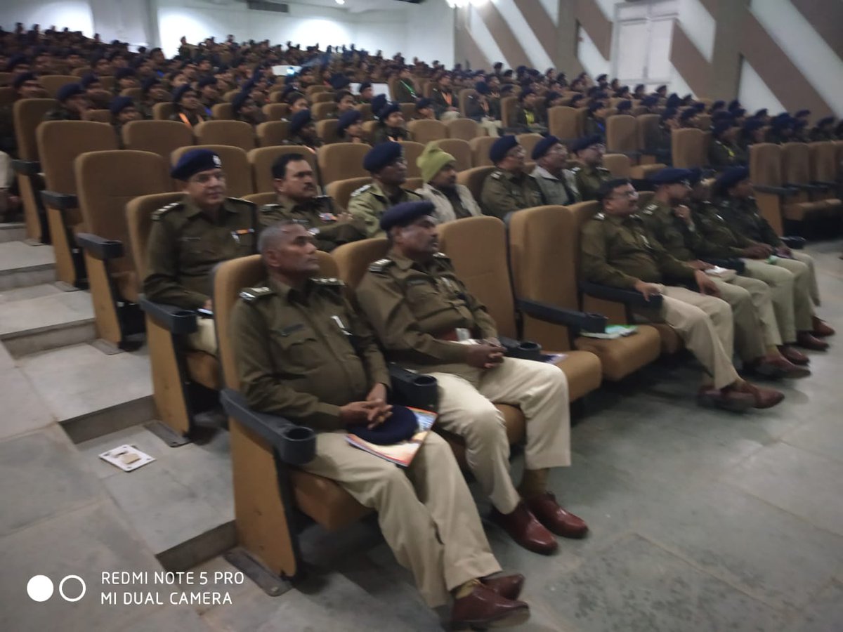aaryamonika's tweet photo. @हजारीबाग पुलिस अकेडमी में प्रशिक्षु डीएसपी व सब इंस्पेक्टर्स को शिशु हत्या व शिशु परित्याग के मुद्दे पर ट्रेनिंग देने के दौरान..
@Manekagandhibjp.
@rajnathsingh
@MinistryWCD
@dasraghubar
@loismarandi @jharkhand181
@dgpjh
#PaaloNaa
#NoMoreRIP
#Infanticide
#newborn https://t.co/JcWJoAXCly