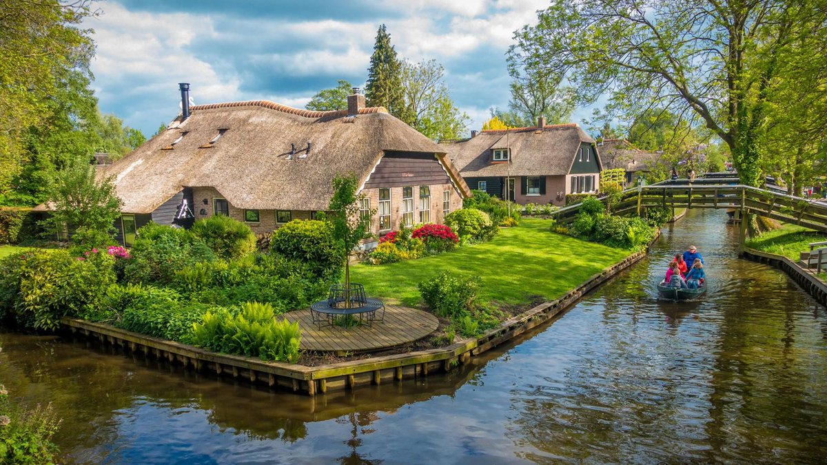 MustGoTravel's tweet photo. Visit the charming Dutch village where cars aren't allowed https://t.co/VCRu7JJuWZ #dutch #travelgoals #travelguide https://t.co/vPeWAxywPL