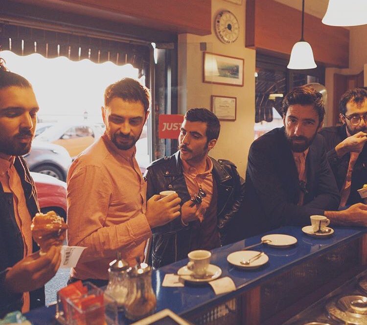 Quale sarà la nostra benzina per affrontare la settimana di #Sanremo2019 ?
☕️ caffè 
🍷 corochinato 

(Nel dubbio entrambi)