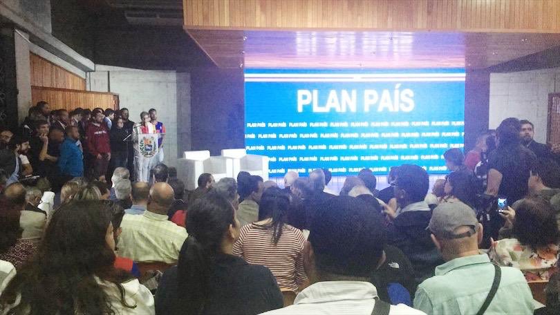 jguaido's tweet photo. ¡Respuestas concretas y planificación para Venezuela!
Hoy presentamos #PlanPaís. La ruta para el país que queremos construir entre todos. Contamos con el acuerdo, la voluntad y los profesionales para atender de inmediato los problemas de los venezolanos. #VenezuelaTenemosPlanPaís https://t.co/qM3E2dxdI9
