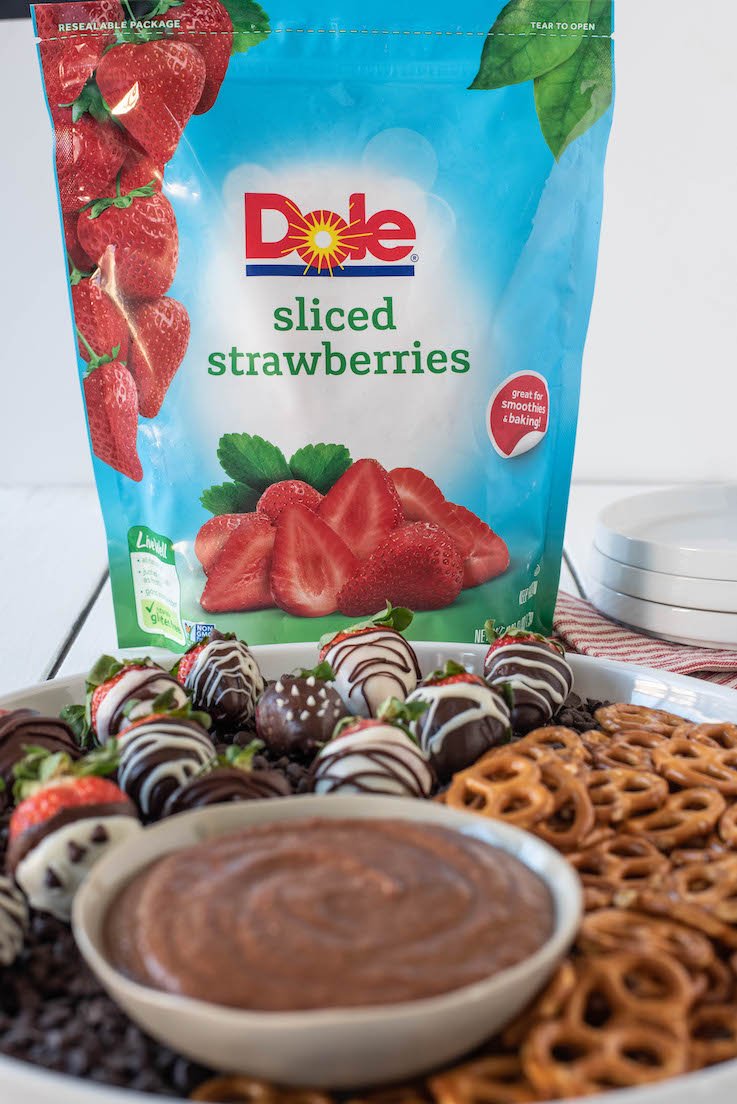 Sweet @DoleSunshine strawberries help make this Chocolate Covered Strawberry Dessert Hummus taste just like the Valentine's Day treat. Recipe > goo.gl/vA7DDH  #ad #SharetheSunshine #DoleDetox #dessert #ThursdayMotivation #chocolate #ValentinesDay