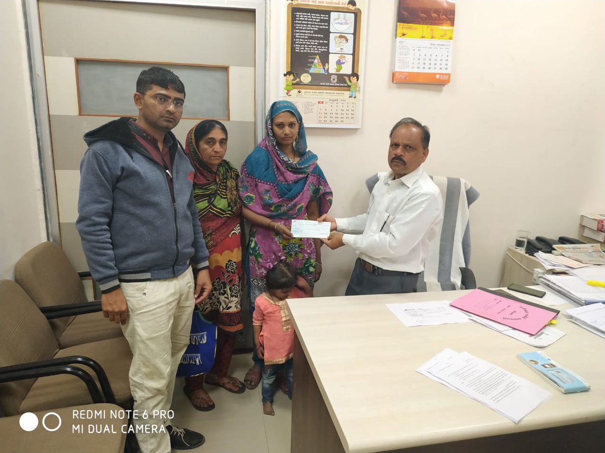 કુદરતી આપત્તિના કારણે મરણજનાર ના આશ્રિત ને પ્રધાનમંત્રીશ્રીના રાહત ફંડ માંથી રૂ.બે.બેલાખની વધારાની સહાય ની રકમના ચેક આજે મામલતદાર કચેરી મોડાસા દ્વારા આપવામાં આવ્યા ચેક મેળવનાર 1.સુલતાનાબાનુ અબ્દુલ હમીદ બેલીમ રહે.મોડાસા 2.રંજનબેન ડાહ્યા ભાઈ રહે અણીયોર તા.માલપુર