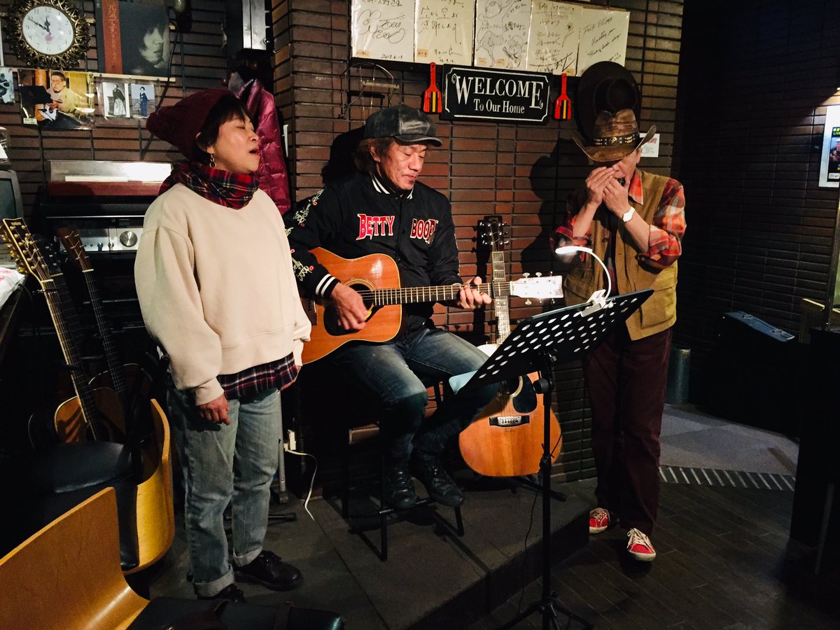 MusicRiyo's tweet photo. Folk music bar ✨ Folk Village 
ミッキーさんのフォークが聞けて歌える素敵なお店に2度目の来店〜✨

#folkvillage #musicbar #folksong #greenteafield #フォーク #livemisic https://t.co/5kaYeOlLit