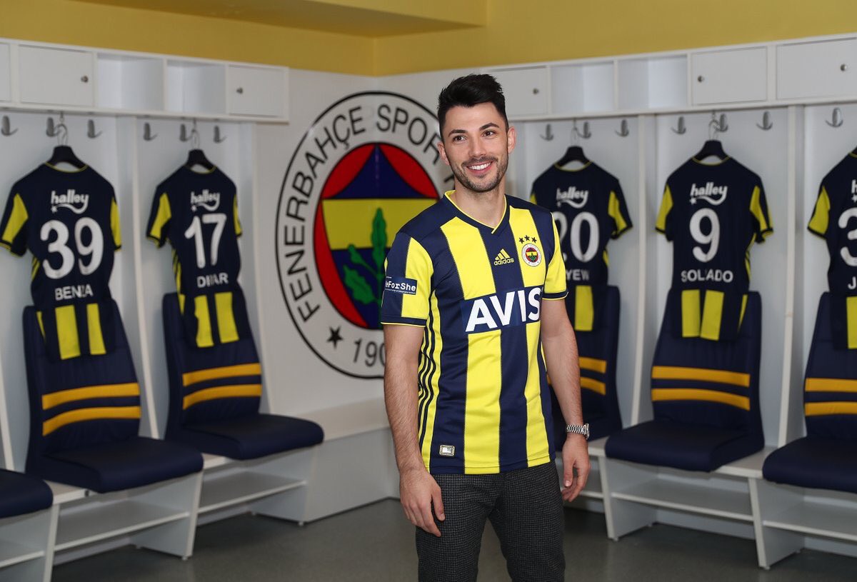 Tolgay Arslan: "Formayı daha önce giymiştim ve gözlerimden yaş gelmişti. İnşallah futbolu burada bırakacağım."
