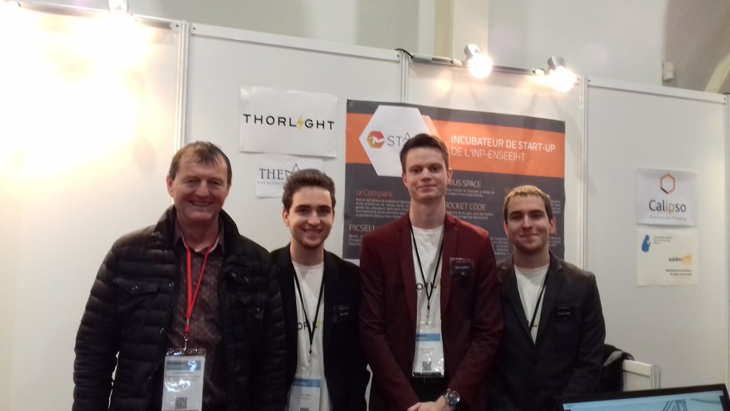 LesentrepEnOG's tweet photo. @ThorLightFR (avec leur coach !), promo 3 @LesentrepEnOG sur le stand du @Gipi_innovation au Salon #OccitanieInnov ! Fière ! ! 👍✌😊 https://t.co/xREiTDJjEf