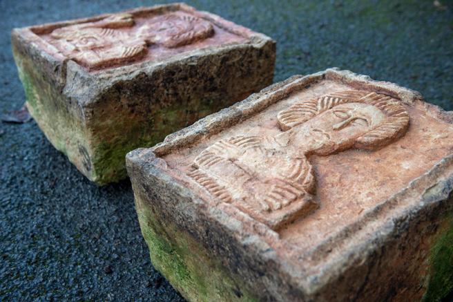 QuintadeCavia's tweet image. Encontradas dos piedras #visigodas pertenecientes a la iglesia de Santa María de Lara y que habían sido robadas por ladrones de arte profesionales. ¡Qué buena noticia! mtr.cool/xoodpqp