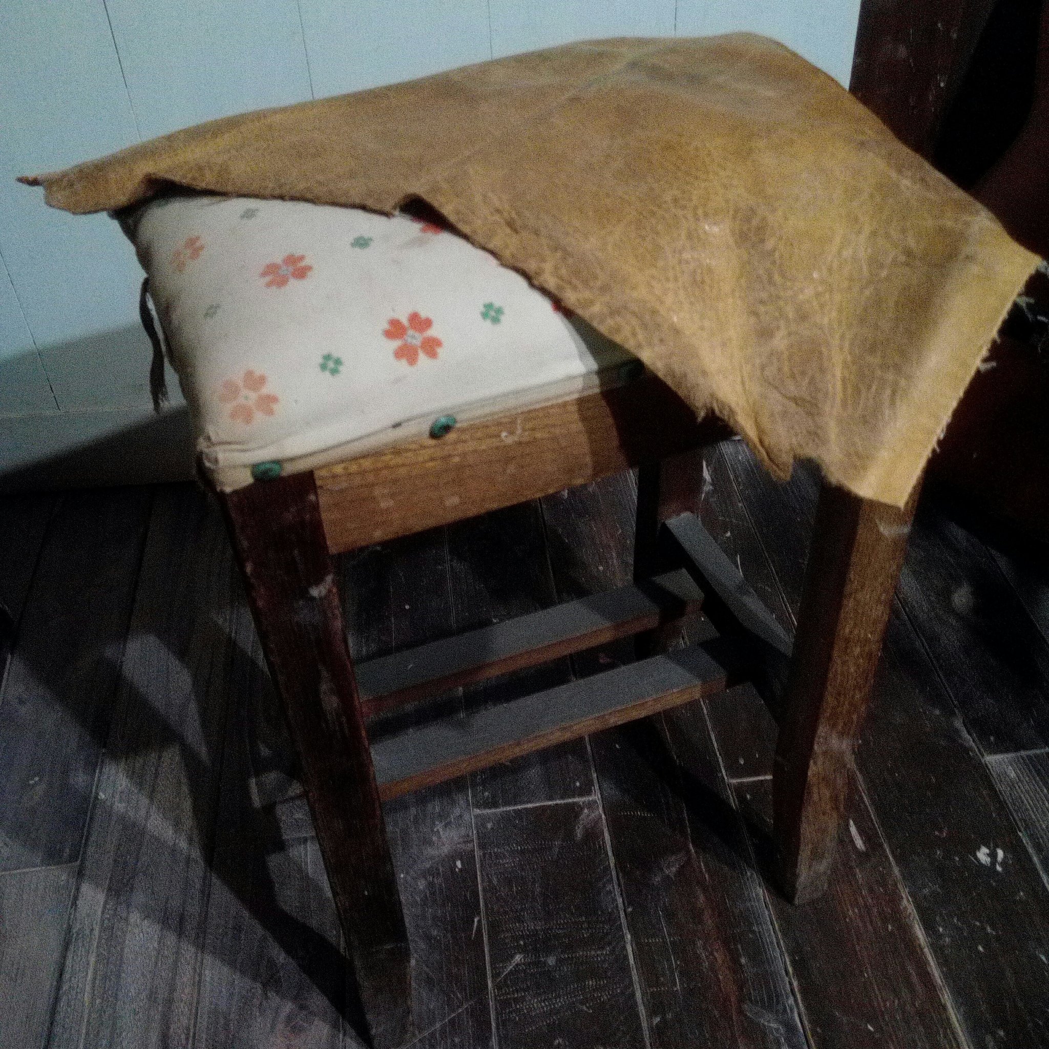 つぐみ製陶所 椅子がいくつか旅立って行ったので 使ってなかったミシンの椅子の座面を張り替え 肩紐を固定する部分がちぎれて使えなくなったバッグの革をリサイクルしました Diy リメイク 座面張り替え 椅子リメイク