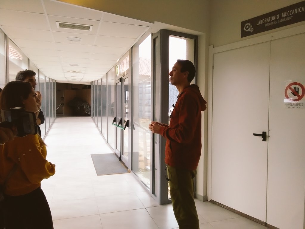 Oggi Paolo Serra ci mostra l'ambiente di lavoro​ dei ricercatori del #MeerKatFornaxSurvey! Un progetto linguistico in corso 👀