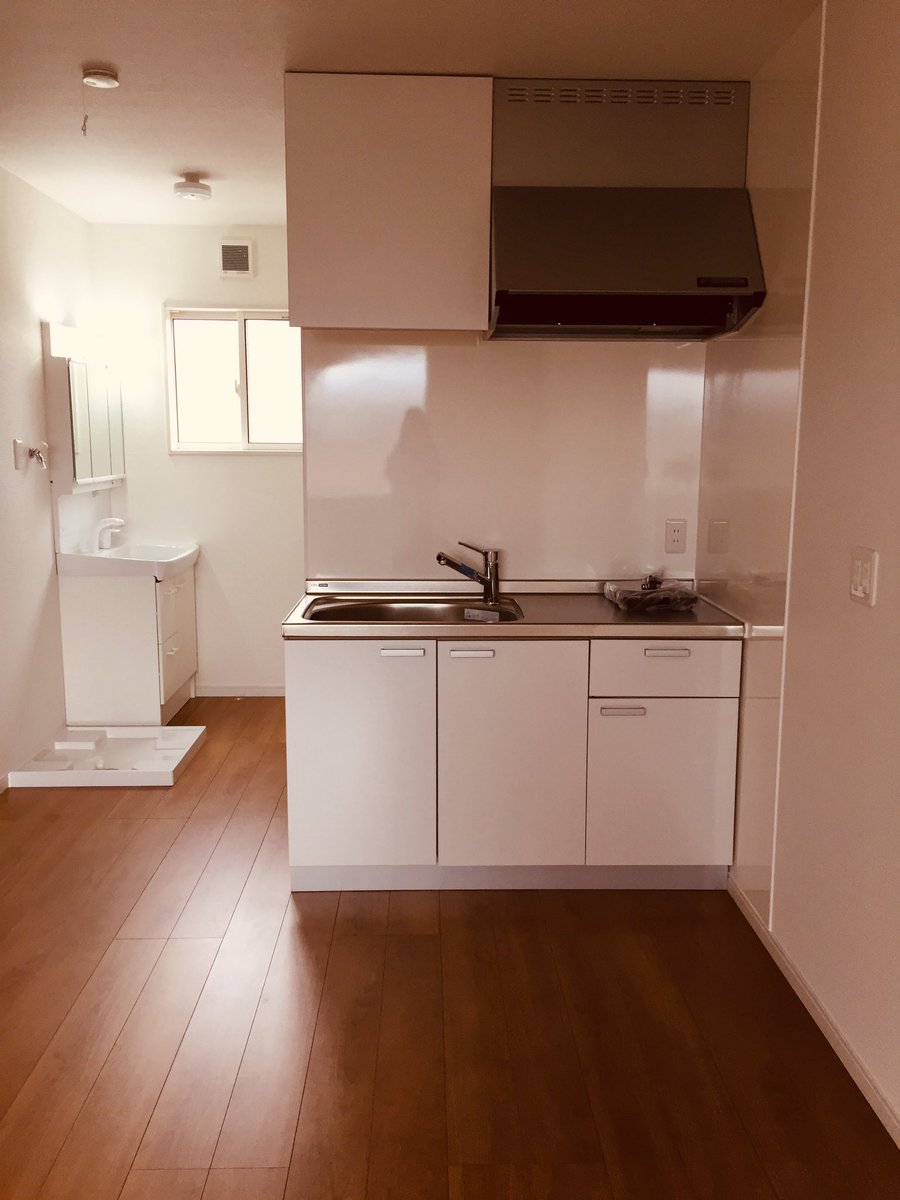 008landlord's tweet photo. 入居者募集中！
度々呼びかけている関西看護医療大学から近い新築ワンルームです。チラシ(資料)を大学の事務室に預けています。気になる方は事務室に行って見てください。
家賃5万〜。無料Wi-Fi。関西看護医療大学まで徒歩3分。新築。
#関西看護医療大学 
#賃貸  #下宿
#淡路市  #志筑  #ワンルーム https://t.co/zM0xlROj9d