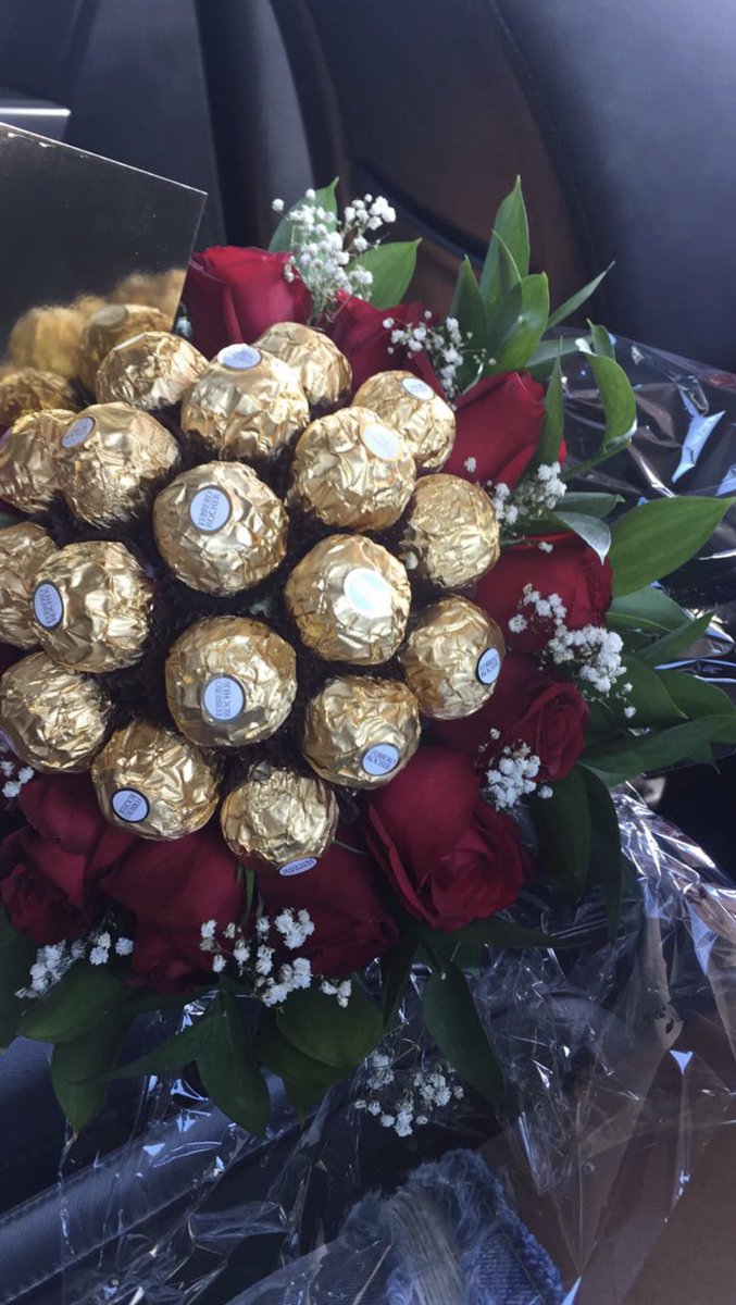 delicatesse___'s tweet photo. Um buquê de rosas e chocolates para a sua quinta-feira.✨ https://t.co/c9N4oGndow
