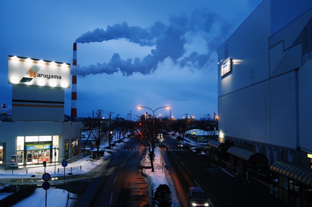 Yasuyuki Sakai 苫小牧市のmegaドンキホーテ 昔は長崎屋 外観にはジェットコースターの名残り 3階部分にはファンタジードームという室内で遊べた駅直結の遊園地があったが 数年で客足も減り閉鎖 今はバッティングセンターになっているはず 昔といって