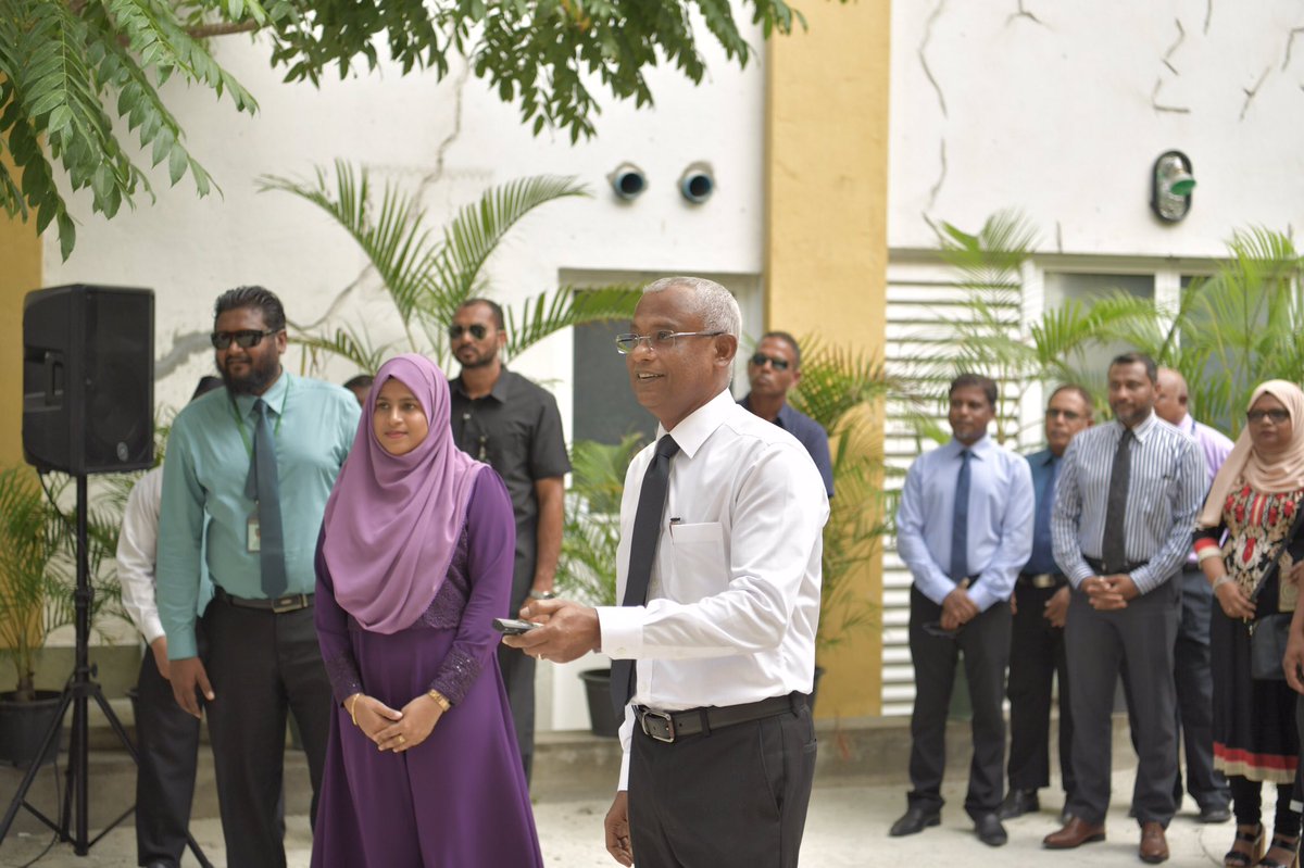 presidencymv's tweet photo. #Live
President @ibusolih launches the "Policy on graphic health warning labeling on tobacco products". Along with the launching of the policy, the sale of individual cigarettes has now been banned in the Maldives.
#100DaysGoals #BeatNCDs #25by25 https://t.co/l2pdA4zyuZ