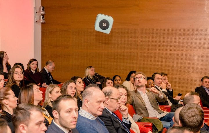 kevinlfj's tweet photo. .@JeremyJacobs watch out watch out there's a catch box about #EventHuddle https://t.co/LU2GUvxqz3