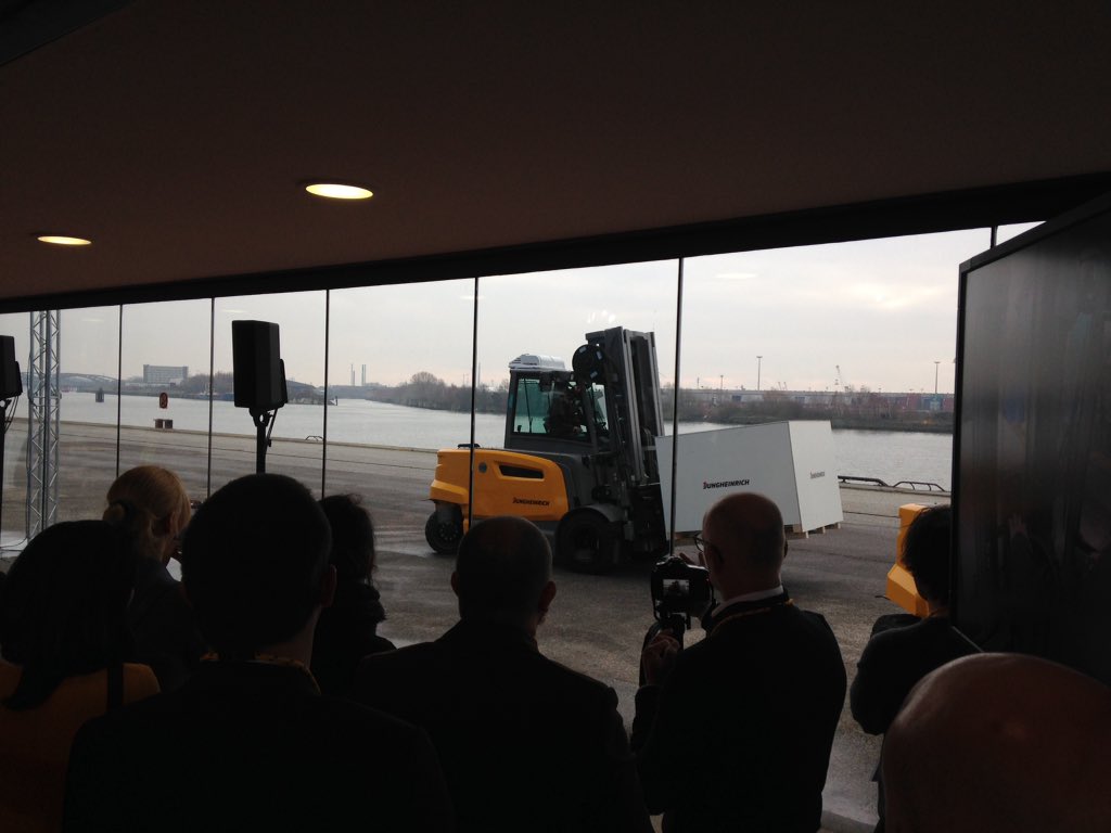 dk_scm's tweet photo. Once again at the @JungheinrichAG trade press conference at @Hafencity_HH More automation, digitalization, comfort and safety to come. #forklift #reachhigher #intralogistics #dkscm https://t.co/CTvT2B5ql6