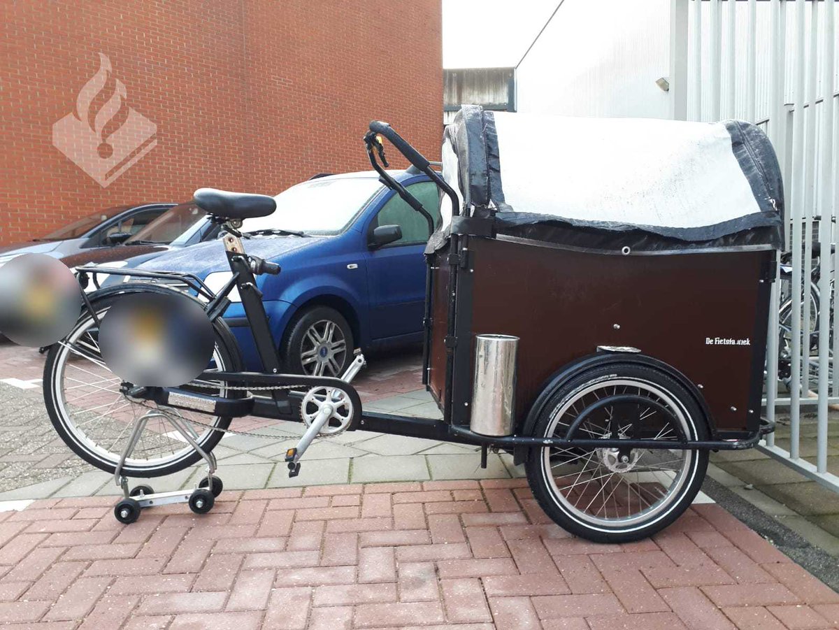POL_Delft's tweet photo. Eigenaar gezocht van deze bakfiets. De bakfiets werd afgelopen nacht gestolen en er werd in Delft een verdachte aangehouden. ^PG https://t.co/zw7BsyTbyD