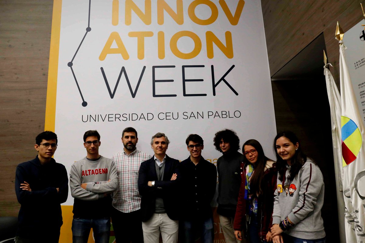 USPCEUprensa's tweet photo. Alumnos de la #InnovationWeekCEU aplican la inteligencia artificial con un taller práctico de @uCare_Health que permite clasificar patologías con electrocardiogramas #CEUSanPablo https://t.co/Zmo4Gi7S9p https://t.co/jDq33EPSBx