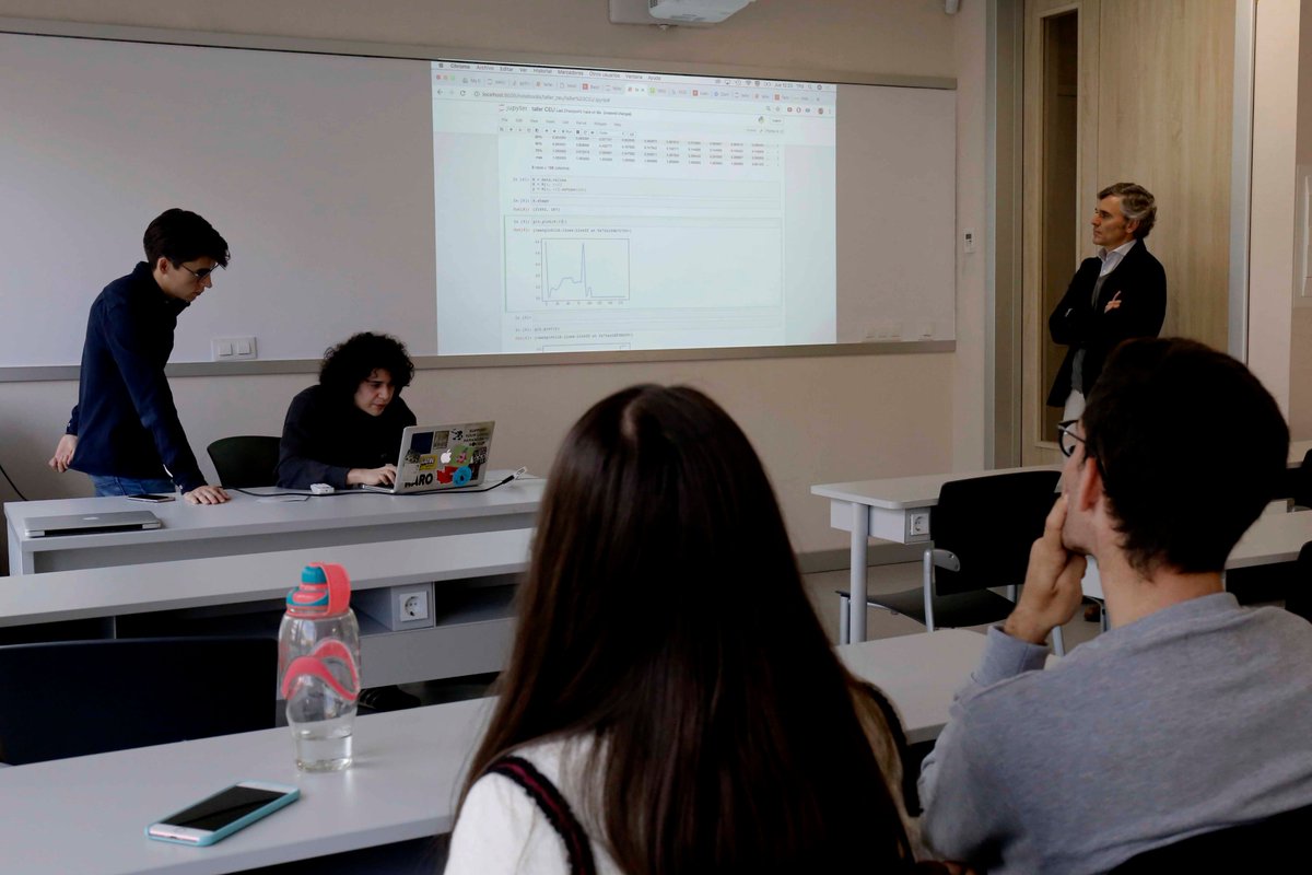 USPCEUprensa's tweet photo. Alumnos de la #InnovationWeekCEU aplican la inteligencia artificial con un taller práctico de @uCare_Health que permite clasificar patologías con electrocardiogramas #CEUSanPablo https://t.co/Zmo4Gi7S9p https://t.co/jDq33EPSBx