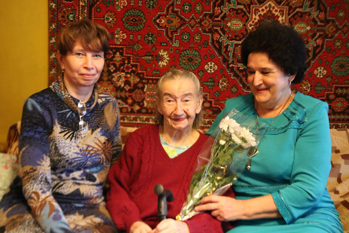 "Она видела блокадный Ленинград". Жительнице Южи Валентине Кутеповой вручили памятный знак «В честь 75-летия полного освобождения Ленинграда от фашистской блокады»
uzgazeta.ru/южанке-жительн…