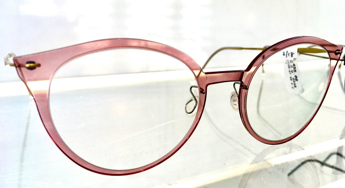 karenlockyeropt's tweet photo. Celebrating Pantone's colour of the year #2019 - #LivingCoral - with this beautiful cat-eye frame from our #lindberg collection! #lindbergeyewear #danish #pantone https://t.co/jhNwm3CMfN