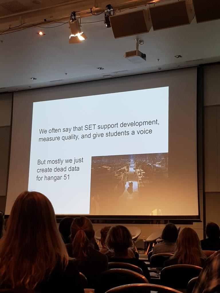 Maria_Mid's tweet photo. Realistisk foredragsholder. Ekstrapoeng for referanse til Indiana Jones (bildet i bildet). #nokutkonf19 https://t.co/O8BNSpTvzW