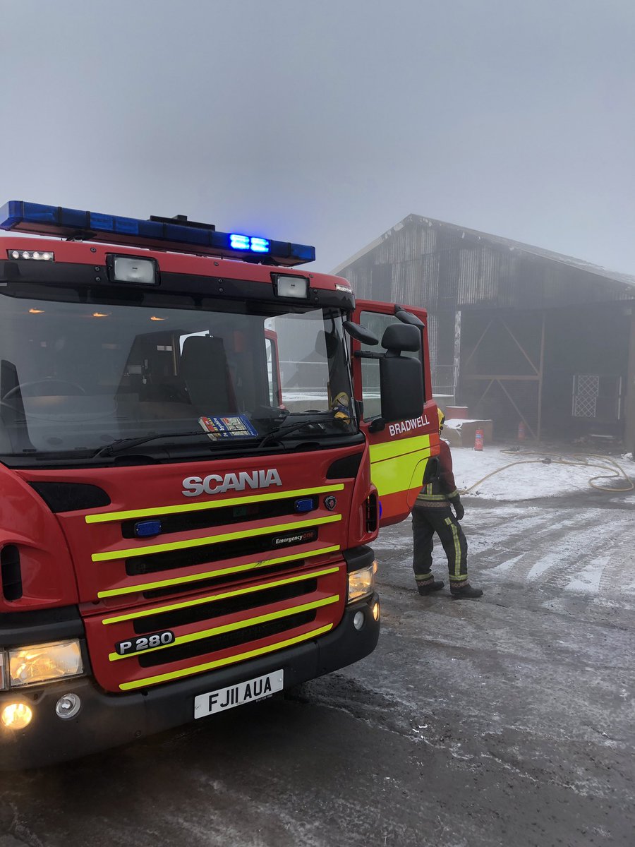 BradwellRds's tweet photo. @BradwellRds & @BakewellFire πwere called at 07:27 to a compressor on Fire π₯ inside a large building at Foolow . 2 X Teams of 2 in Breathing Apparatus used Hose Reel Jets and a Main Line to extinguish the Fire π¦π₯#everyonewasout #staysafe #teamwork #OnCall @DerbyshireFRS https://t.co/o70FDGnkEr