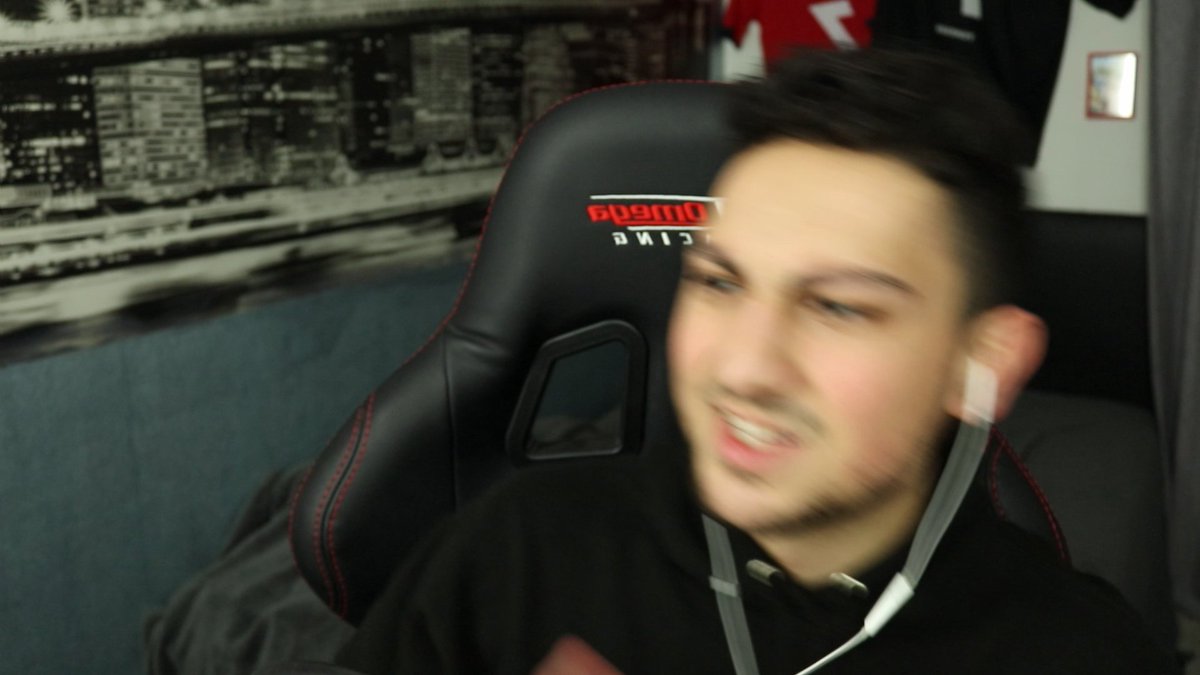 Leon_Lionz's tweet photo. Dieses Bild beschreibt das heutige Video um 16 Uhr eigentlich perfekt. Ich sag nur: FIFA Patch... π #fifa19patch https://t.co/tWiI8rOQeu