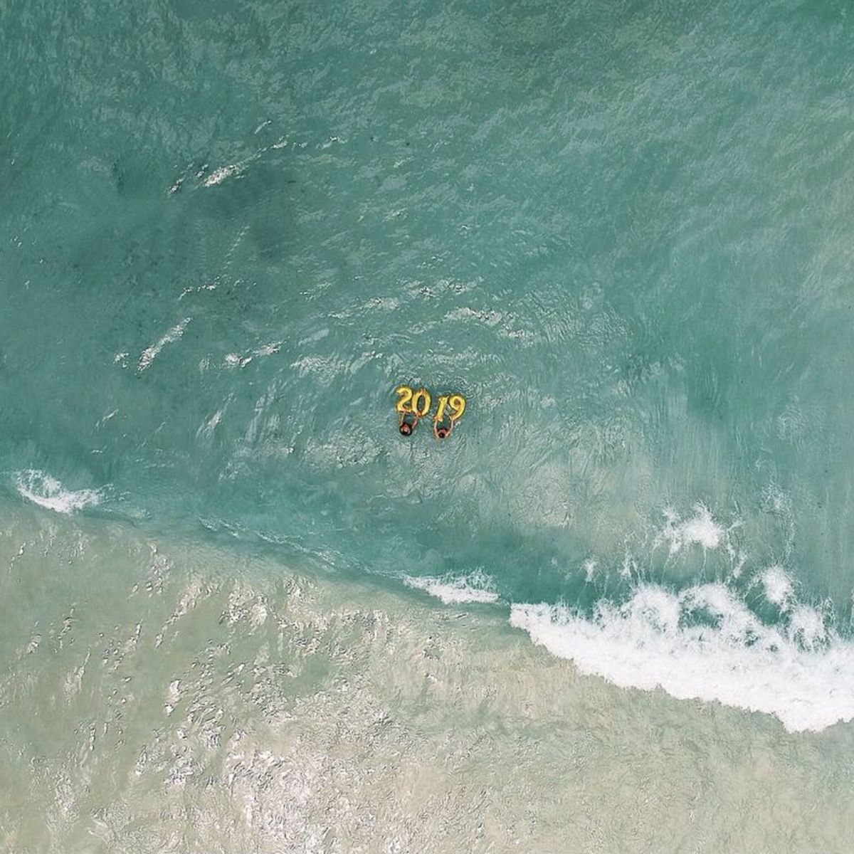 C’est le dernier jour pour souhaiter la bonne année, ou juste souhaiter que <a href="/bypaulette/">PerPauline</a> nous amène dans ses bagages pour ses prochaines vacances !!! 😎 Last minutes to say Happy New Year! #2019 #numberballoons #summerdreams #mylittleday #dailydoseoffiesta buff.ly/2sTqCYp