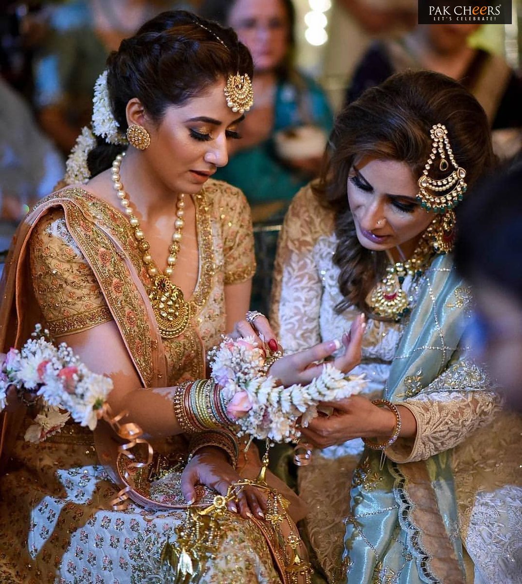 PakCheers's tweet photo. Bride's moments with her mother are priceless
Pak Cheers
Coming Soon
#bride #bridaldress #bridalfashion #bridallehnga #bridaljewellery #pakcheers #letscelebrate  #bridesdress #bridesdressing #jewellery #jewels #makeup #makeupfashion #bridalmakeup #bridaloutfit  #bridalhairstyle https://t.co/xMINQhGSrc