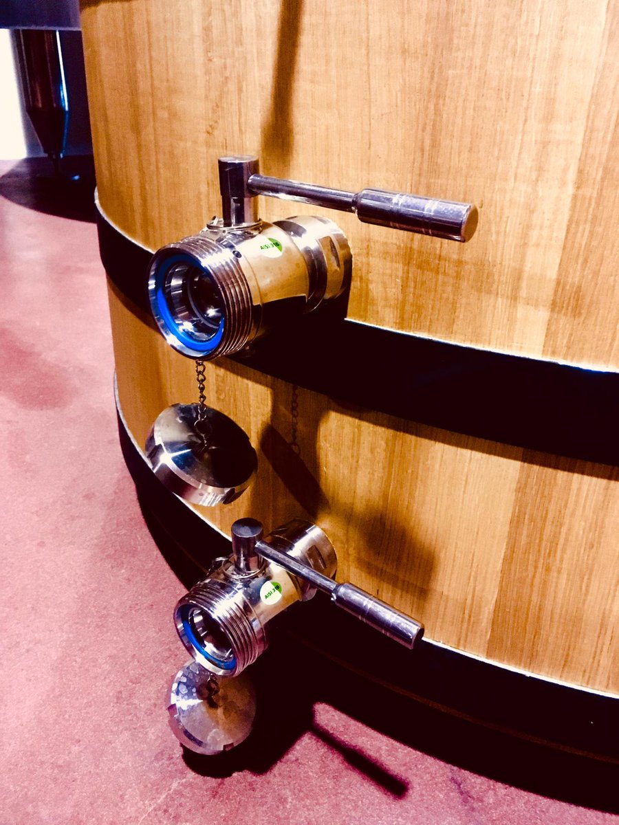 ¡Qué alegría nos produce ver la cara de satisfacción de nuestros clientes al entregar nuestras tinas de madera SAURY ! Y es que los grandes vinos saben elegir donde criarse #wine #winery #barrel