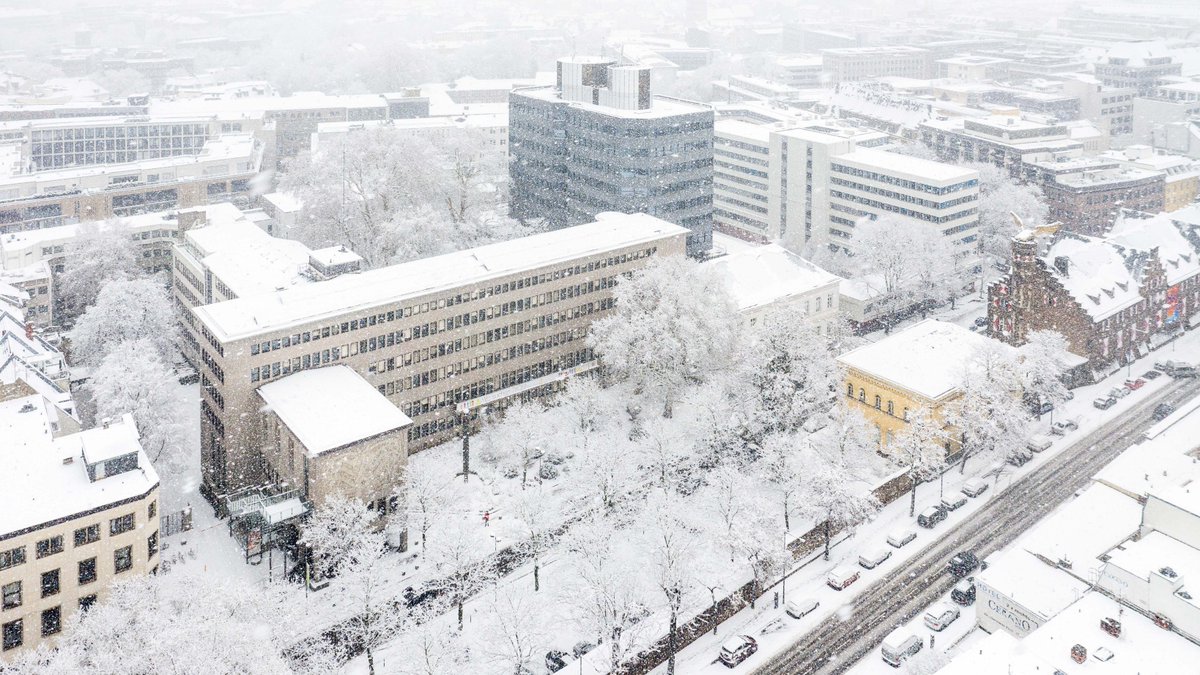 BezRegKoeln's tweet photo. Wie gefällt euch der #verschneite #Blick ❄️auf unsere #Bezirksregierung #Köln? Unser Kollege Luca #Lamonte-Austin hat den heute für uns festgehalten 😃!
Vielen Dank dafür 👍🏼! https://t.co/OFSdCJAUwE