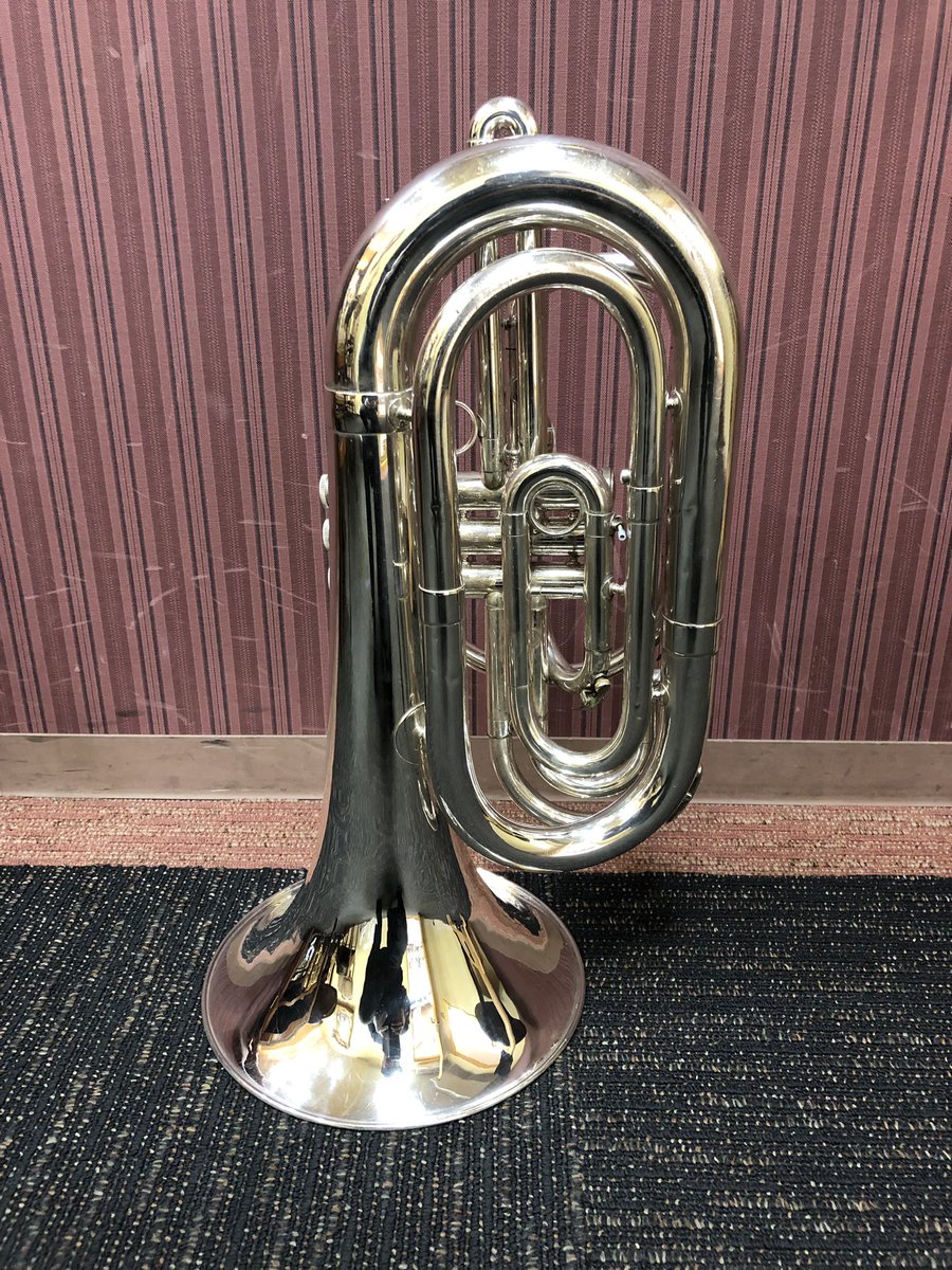 euphkato's tweet photo. 更に、カンスタルのバリトンビューグルです❗️
この時点で構えてマーチングをすると考えるとゾッとします😭
通常のバリトンはB♭管なのでG管だと更に重いです💦
でも、カッコイイ❗️ https://t.co/dZIr7jtCv9